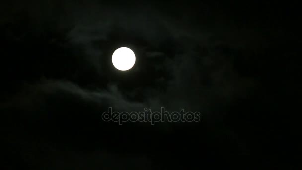gece gökyüzünde ay ve bulut