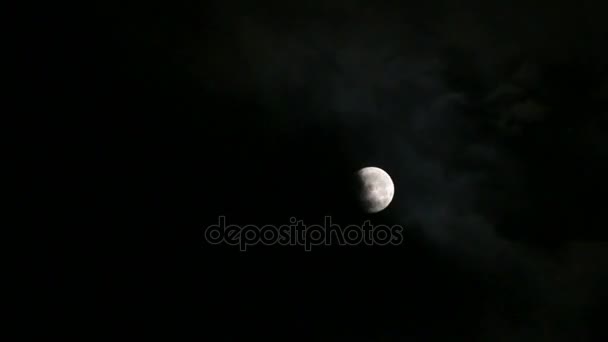 Ciel nocturne avec lune et nuage 