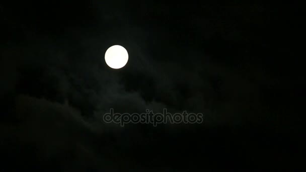 Ciel nocturne avec lune et nuage 