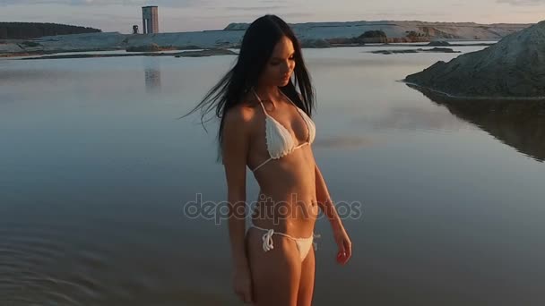 Mooi meisje in een bikini op het strand — Stockvideo