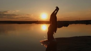 Sahilde bikinili güzel bir kız