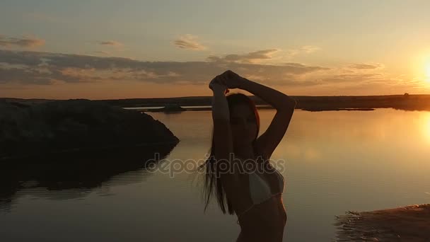 Menina bonita em um biquíni na praia — Vídeo de Stock