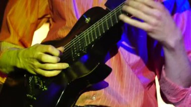 Gitar çalan bir adam.