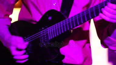 Gitar çalan bir adam.