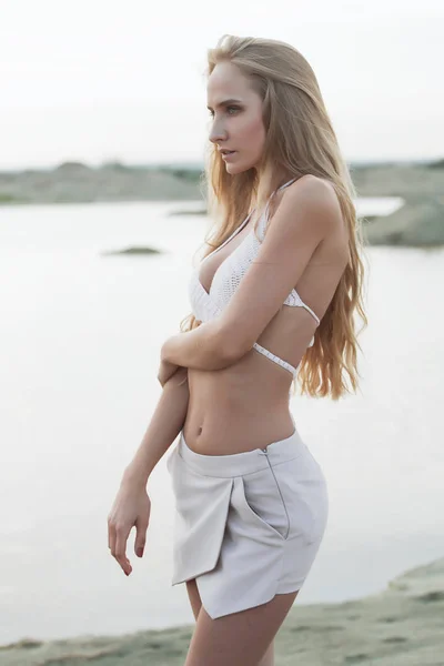 Chica en la playa de arena en un traje de baño —  Fotos de Stock