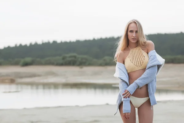 Menina na praia de areia em um maiô — Fotografia de Stock