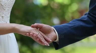 Damat gelinin eline yüzüğü yerleştirir.