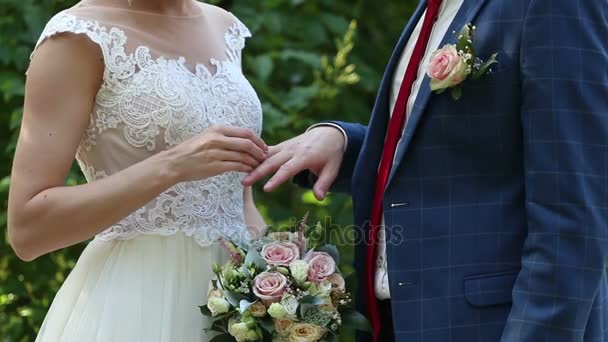 Ο γαμπρός τοποθετεί το δαχτυλίδι στο χέρι της νύφης. — Αρχείο Βίντεο
