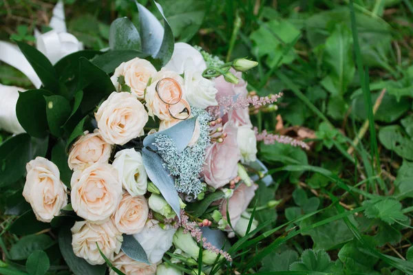 Bellissimo bouquet da sposa e anelli — Foto Stock