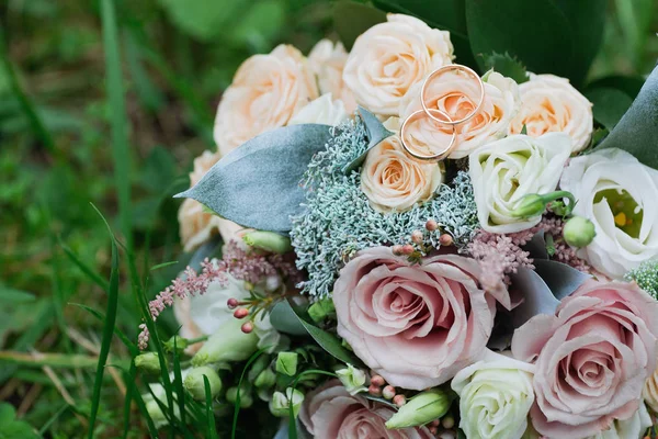 Bellissimo bouquet da sposa e anelli — Foto Stock