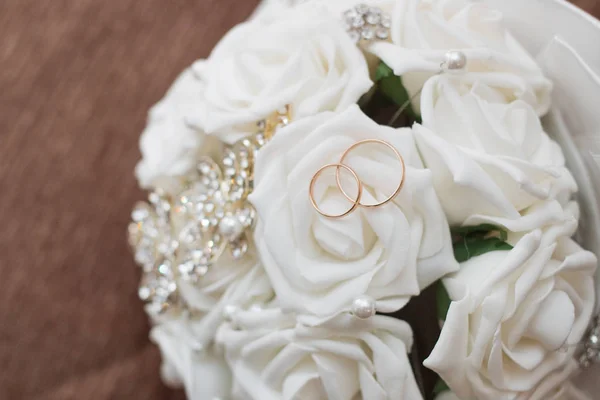Mooie bruiloft boeket en ringen — Stockfoto