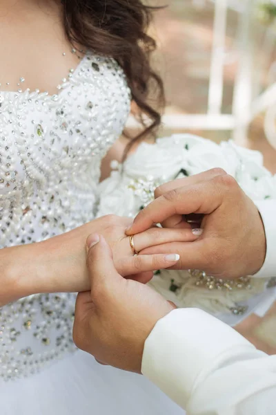 A vőlegény hozza a gyűrűt a menyasszony kezét. Vértes fotó — Stock Fotó