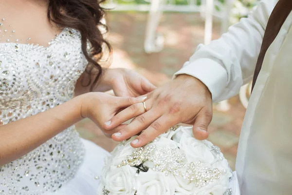 Lo sposo mette l'anello sulla mano della sposa. Primo piano della foto — Foto Stock