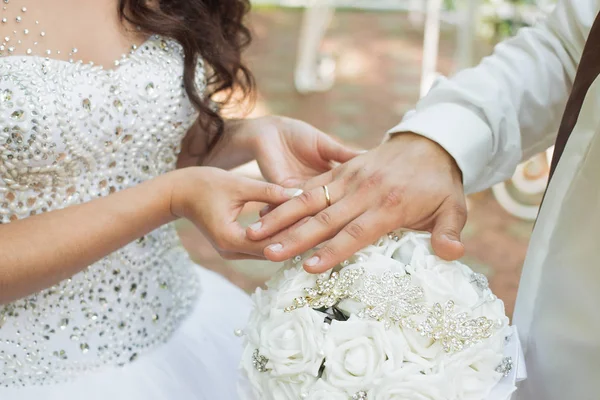 Lo sposo mette l'anello sulla mano della sposa. Primo piano della foto — Foto Stock