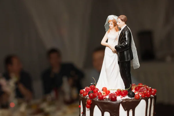 Elegante muito jovem noiva e noivo cortar o bolo de casamento — Fotografia de Stock