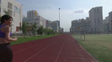 Kız spor sokakta oynuyor.