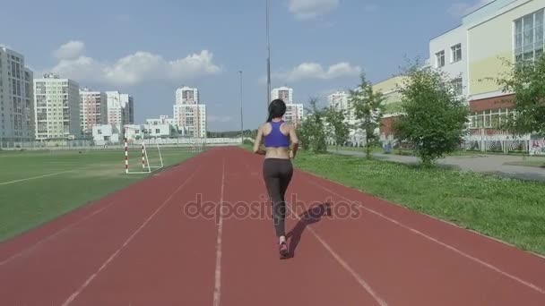 Menina joga esportes na rua — Vídeo de Stock