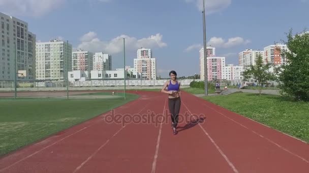 Девушка занимается спортом на улице — стоковое видео