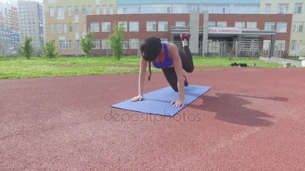 Mädchen treibt Sport auf der Straße — Stockvideo