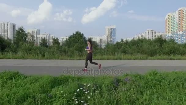 Meisje speelt sport op straat — Stockvideo