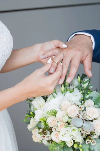 Ο γαμπρός τοποθετεί το δαχτυλίδι στο χέρι της νύφης. Φωτογραφία κινηματογραφήσεων — Φωτογραφία Αρχείου