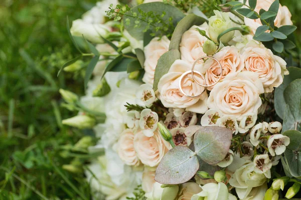 Bellissimo bouquet da sposa e anelli — Foto Stock