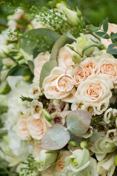 Bellissimo bouquet da sposa e anelli — Foto Stock