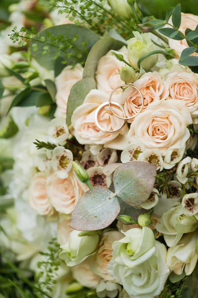 Bellissimo bouquet da sposa e anelli — Foto Stock