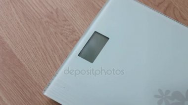 Obez kadın ölçeklerde kilo kontrolü için sağlıklı beslenme sırasında elde