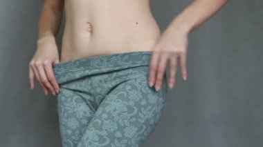 Sevimli genç kız dar Pantolon sıkıştırıyor diye.