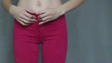 Sevimli genç kız dar kot pantolon sıkıştırıyor diye