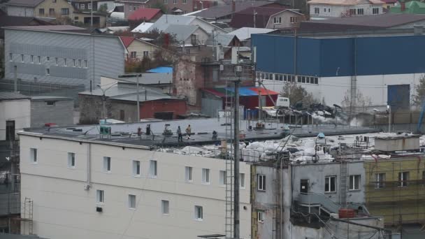 Mężczyzn pracujących na dachu domu. Ludzi robi kilka konstrukcji na dachu budynku — Wideo stockowe