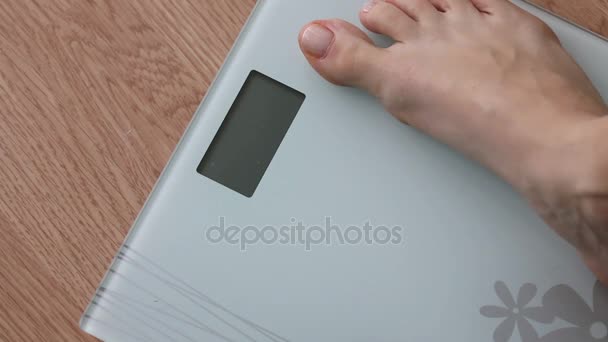 Παχύσαρκη γυναίκα να πάρει σε κλίμακες για τον έλεγχο του βάρους κατά τη διάρκεια της υγιεινής διατροφής — Αρχείο Βίντεο