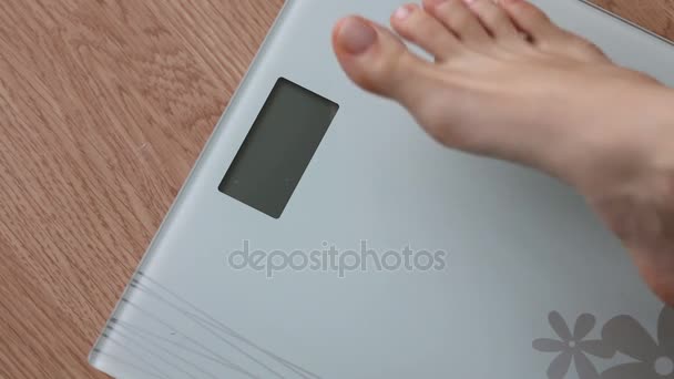 Mujer obesa subiendo a escalas para controlar el peso durante una dieta saludable — Vídeos de Stock