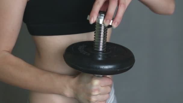 La ragazza sta preparando l'attrezzatura sportiva per l'allenamento . — Video Stock