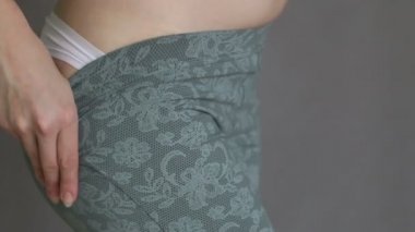 Sevimli genç kız dar Pantolon sıkıştırıyor diye.