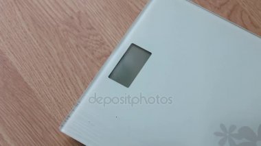 Obez kadın ölçeklerde kilo kontrolü için sağlıklı beslenme sırasında elde