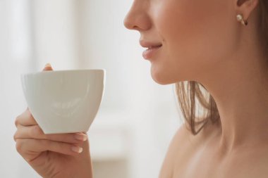 kahve. güzel bir kız içme çay veya kahve. sıcak içecek bir fincan