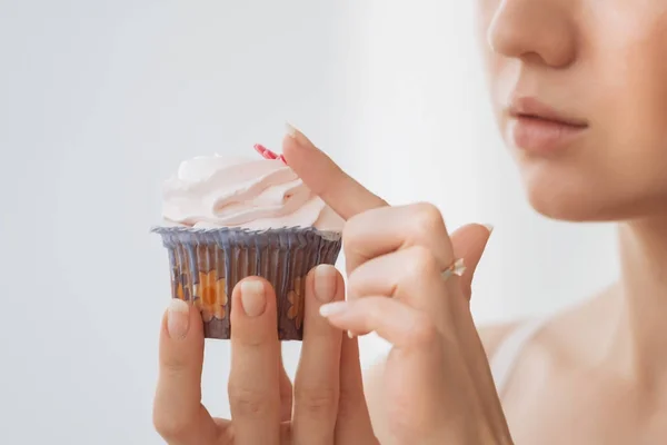 Mujer quiere comer una magdalena —  Fotos de Stock