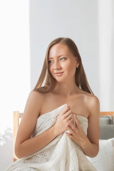 Schöne junge Frau in einer sexy weißen Unterwäsche — Stockfoto