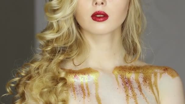 Maquiagem de moda. Mulher com maquiagem colorida e arte corporal — Vídeo de Stock