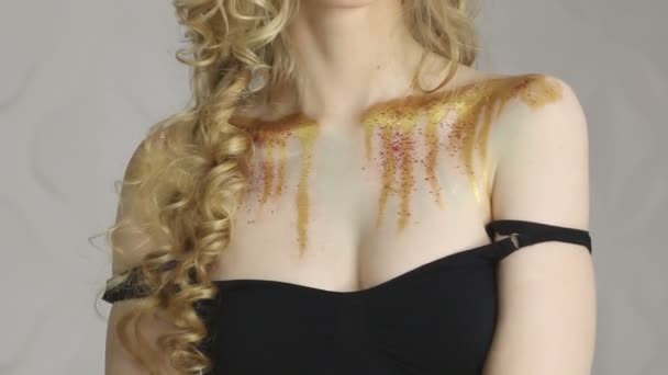 Mode make-up. Vrouw met kleurrijke make-up en body art — Stockvideo