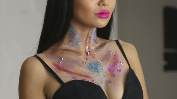 Trucco di moda. Donna con trucco colorato e arte del corpo — Video Stock
