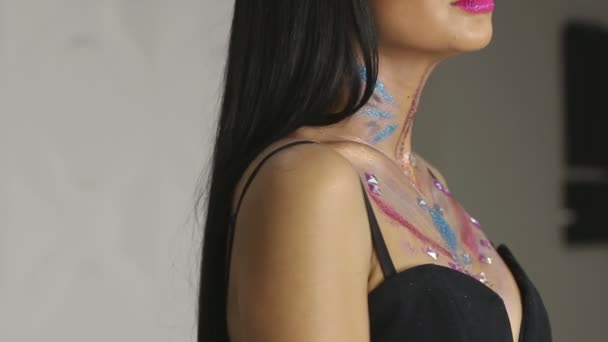 Maquillage de mode. Femme avec maquillage coloré et art corporel — Video