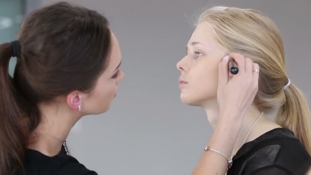 Make-up artist pracy w pracowni — Wideo stockowe