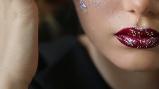 Trucco di moda. Donna con trucco colorato e arte del corpo — Video Stock