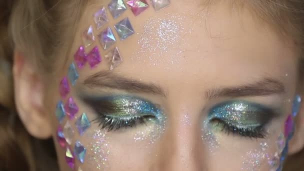 Modeschminke. Frau mit buntem Make-up und Körperkunst — Stockvideo