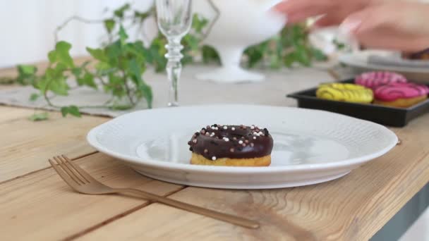 Číšník klade dezert na talíři — Stock video