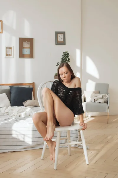 Schöne junge Frau in einer sexy schwarzen Unterwäsche — Stockfoto