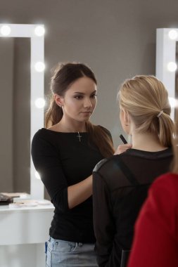 Makyöz işe stüdyosunda